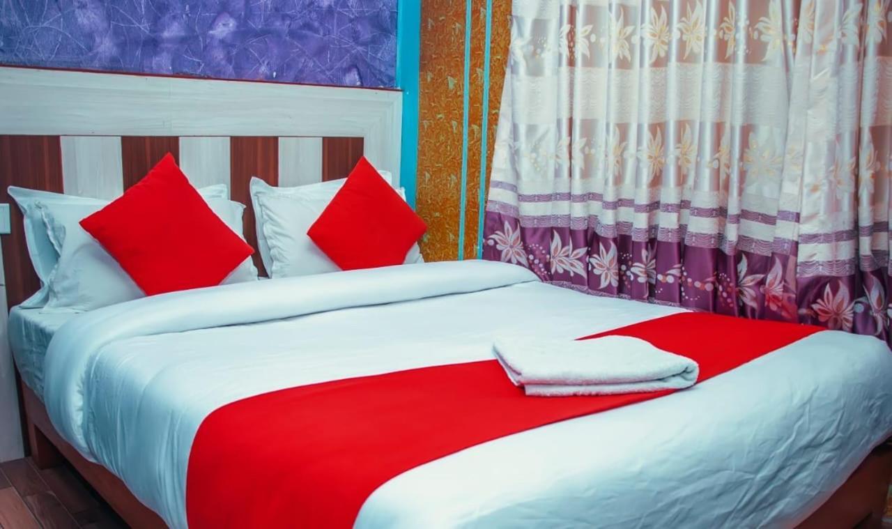Hotel Middle Point Pvt Ltd Pokhara Bagian luar foto