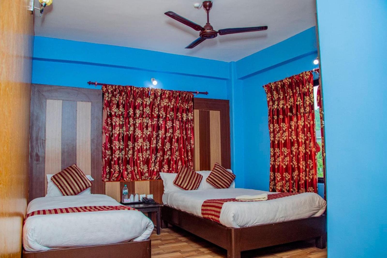 Hotel Middle Point Pvt Ltd Pokhara Bagian luar foto