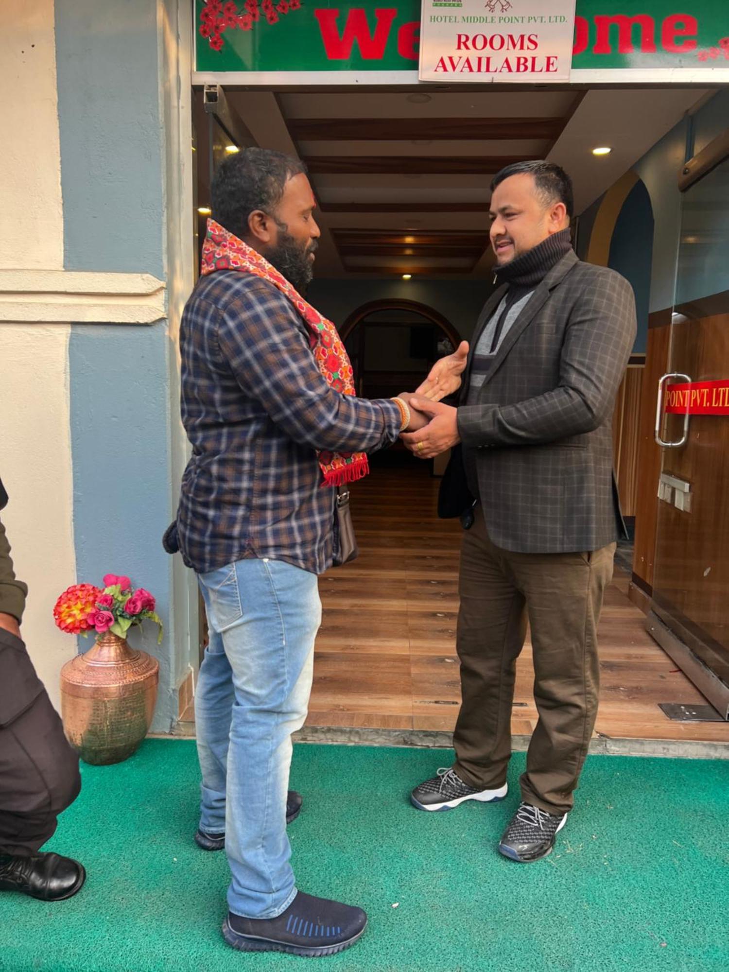 Hotel Middle Point Pvt Ltd Pokhara Bagian luar foto