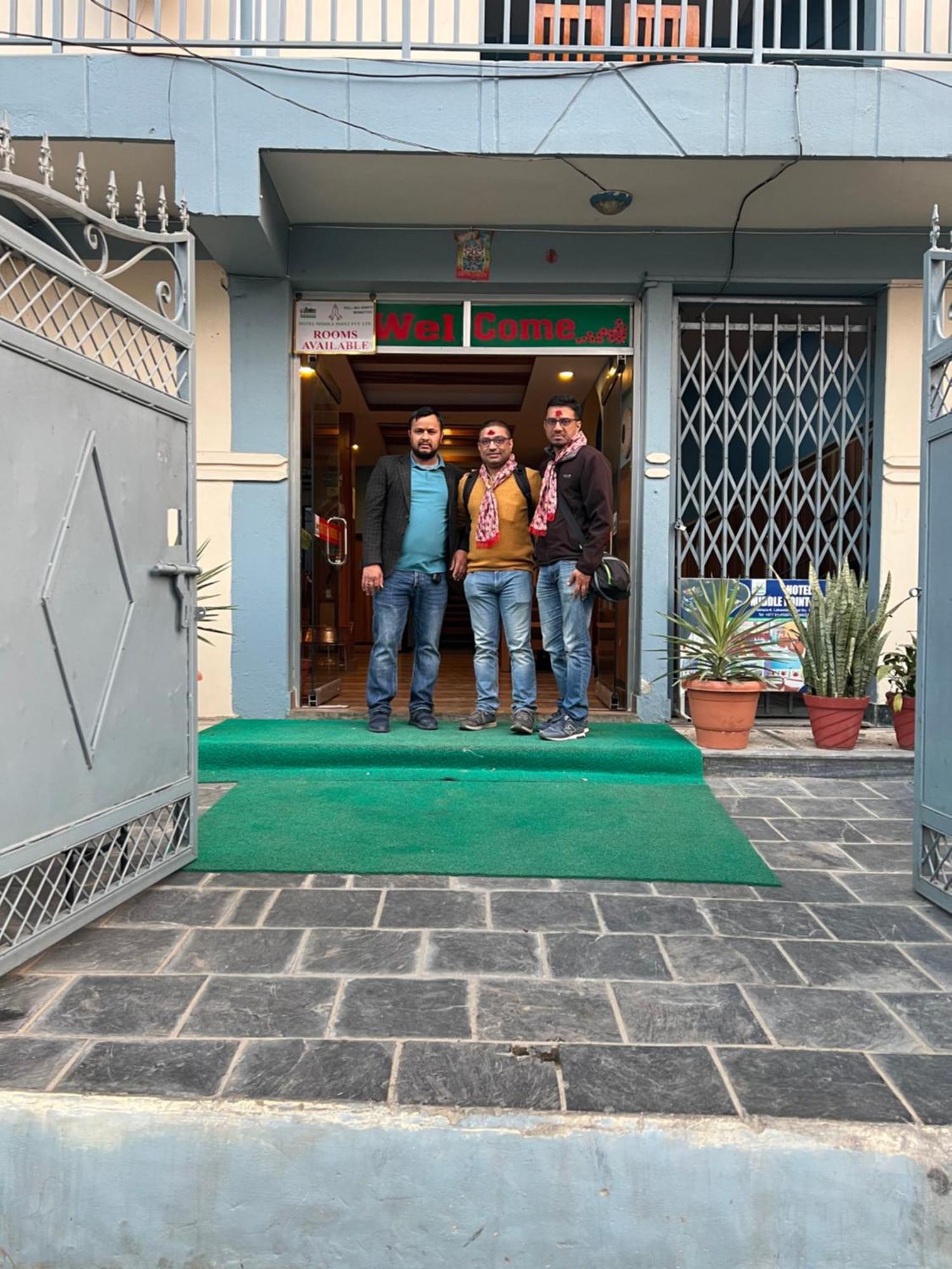 Hotel Middle Point Pvt Ltd Pokhara Bagian luar foto
